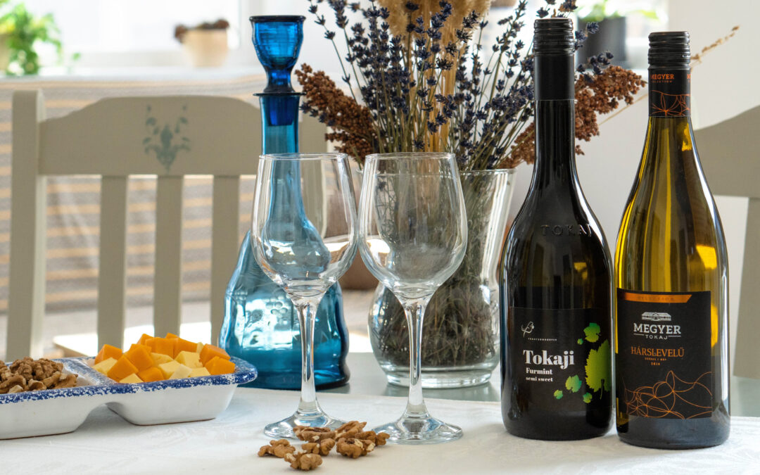 Tokaji borok az asztalon a Birslak vendégházban