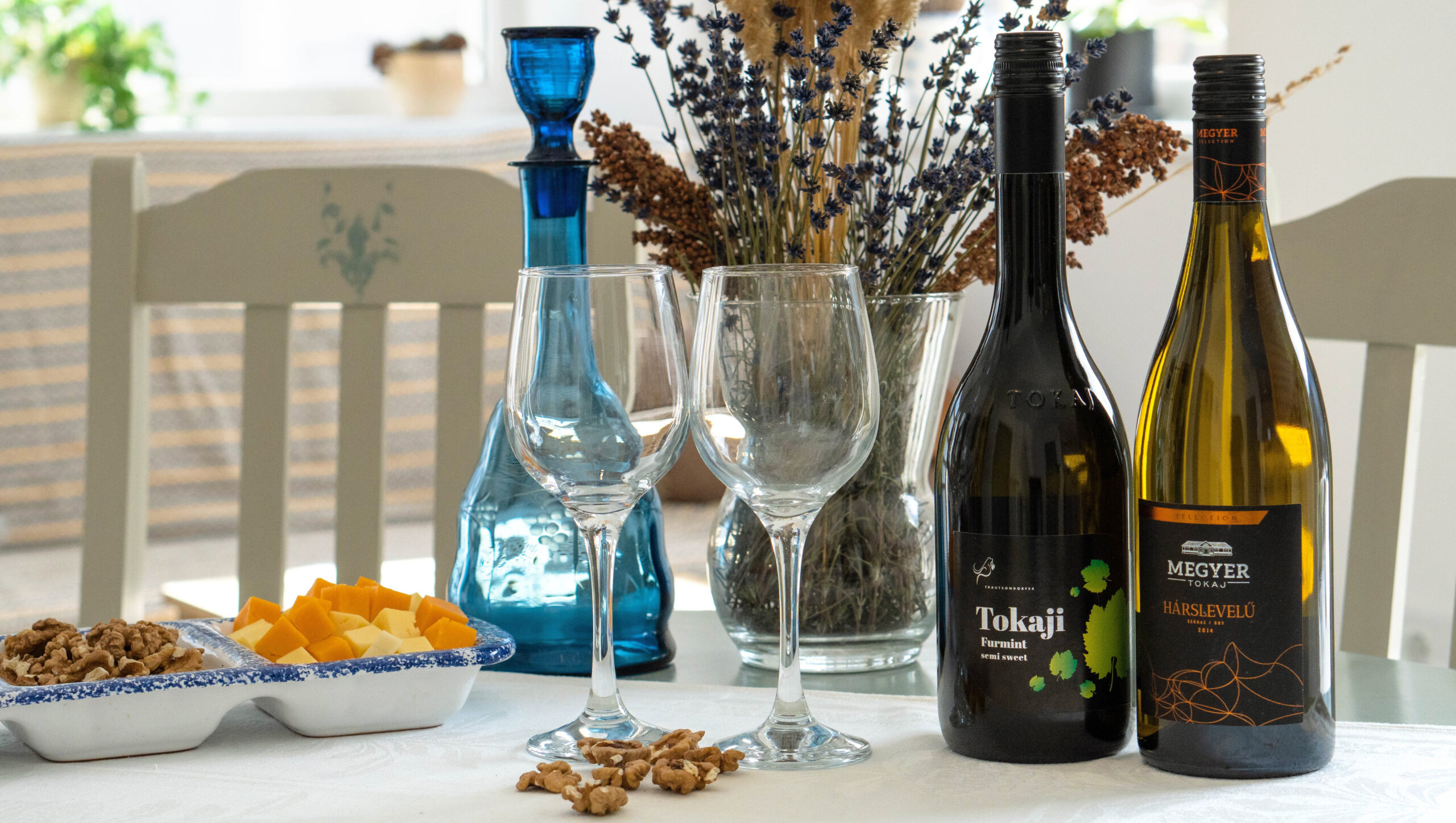 DSC02369-1-r Tokaji borok az asztalon a Birslak vendégházban