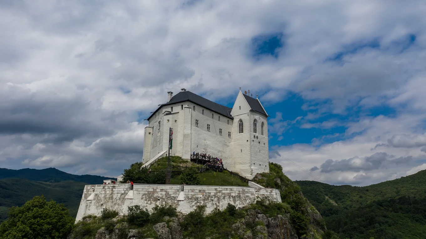 A fűzéri vár alulnézetből