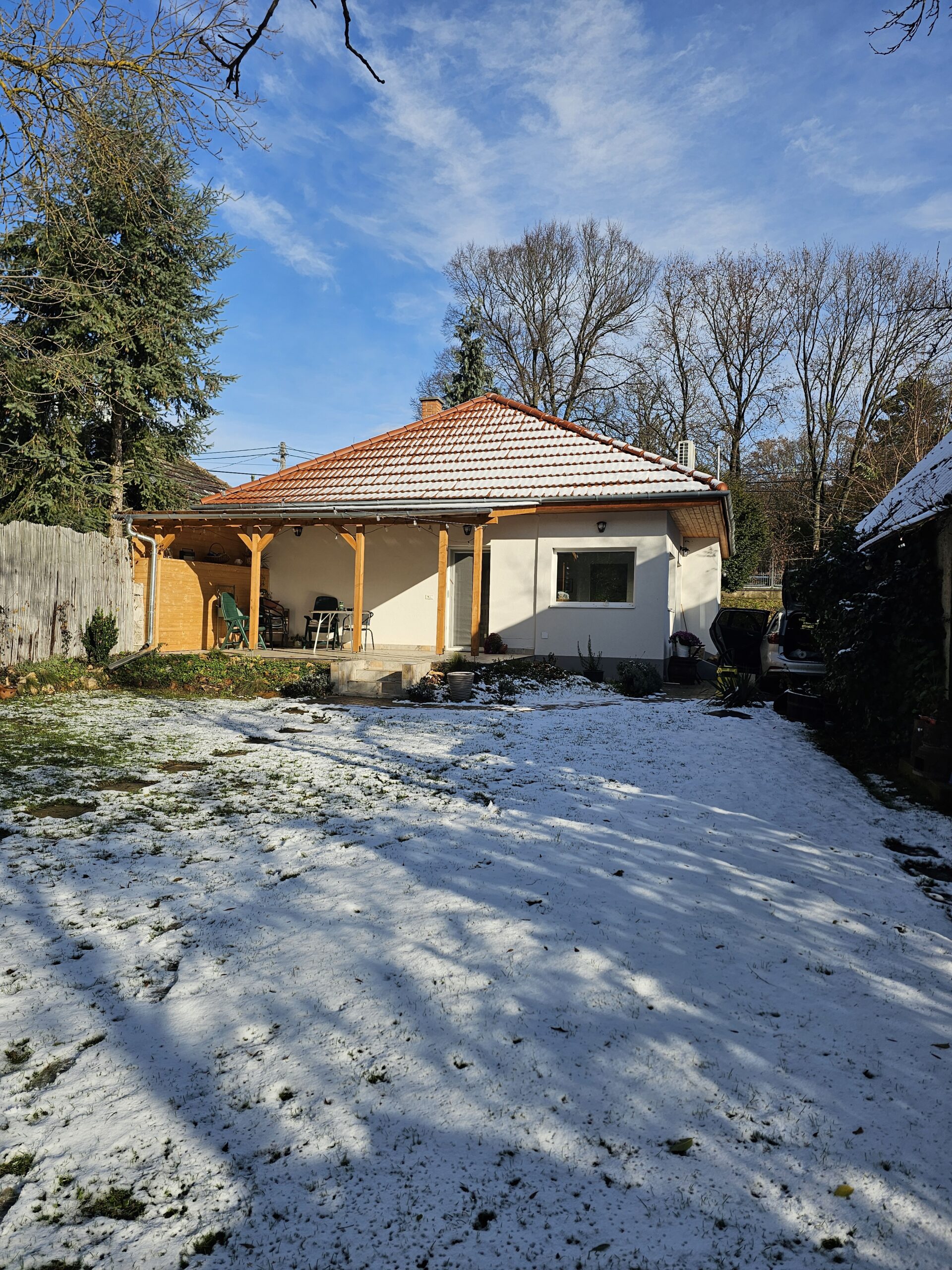 birslak udvara télen, hóva lfedve